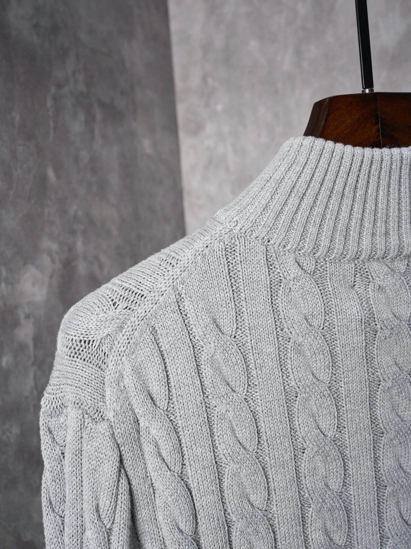 P430 Actual auction】Ralph Lauren/Ralph Lauren pony embroidered cable knitted zipper sweater [Ready stock] S M L Zippered half-high collar design, just the right amount of splendor. Interpret high-end style with unique details. Adhere to the timeless elegance and taste. Use imported machine embroidery technology. Use advanced computer control system and precision mechanical components to realize the iconic pony embroidery operation. High precision. Smooth and delicate lines. Three-dimensional cable weaving. Through clever shifting and interweaving of coils, adjacent coils are cross-shifted to form a twisting effect. The lines are smooth and regular. Time-consuming and labor-intensive. Ready-made clothes are washed and softened to remove odors. Use professional washing equipment and specific detergents to deeply clean and deodorize clothes, improve the feel and appearance of clothes, and improve the fit.